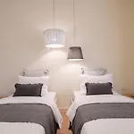 Gaya Avenue Flats - Elegant Contemporary Flats With Balcony شقة *