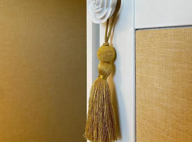 Gaya Avenue Flats - Elegant Contemporary Flats With Balcony *