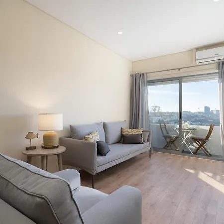 Gaya Avenue Flats - Elegant Contemporary Flats With Balcony *