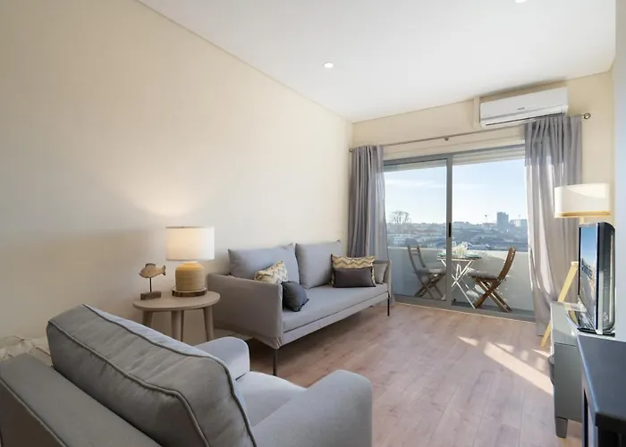 Gaya Avenue Flats - Elegant Contemporary Flats With Balcony *