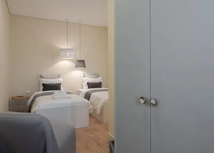 Gaya Avenue Flats - Elegant Contemporary Flats With Balcony *