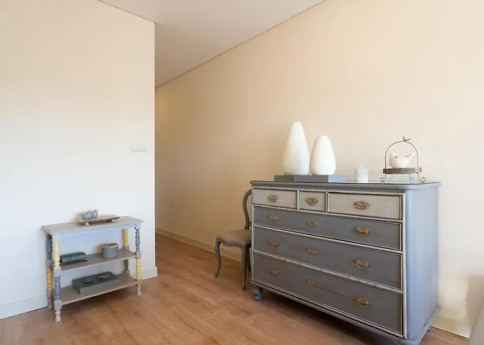 Gaya Avenue Flats - Elegant Contemporary Flats With Balcony *